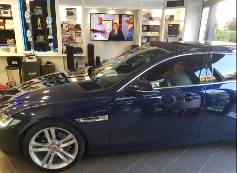 Jaguar XE. Apple Car Play-Android Auto.