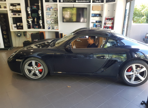 Porsche Cayman. Alpine iLX-705D.