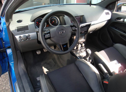 Opel Astra OPC. Car Cinema Pioneer AVH-P4100DVD.