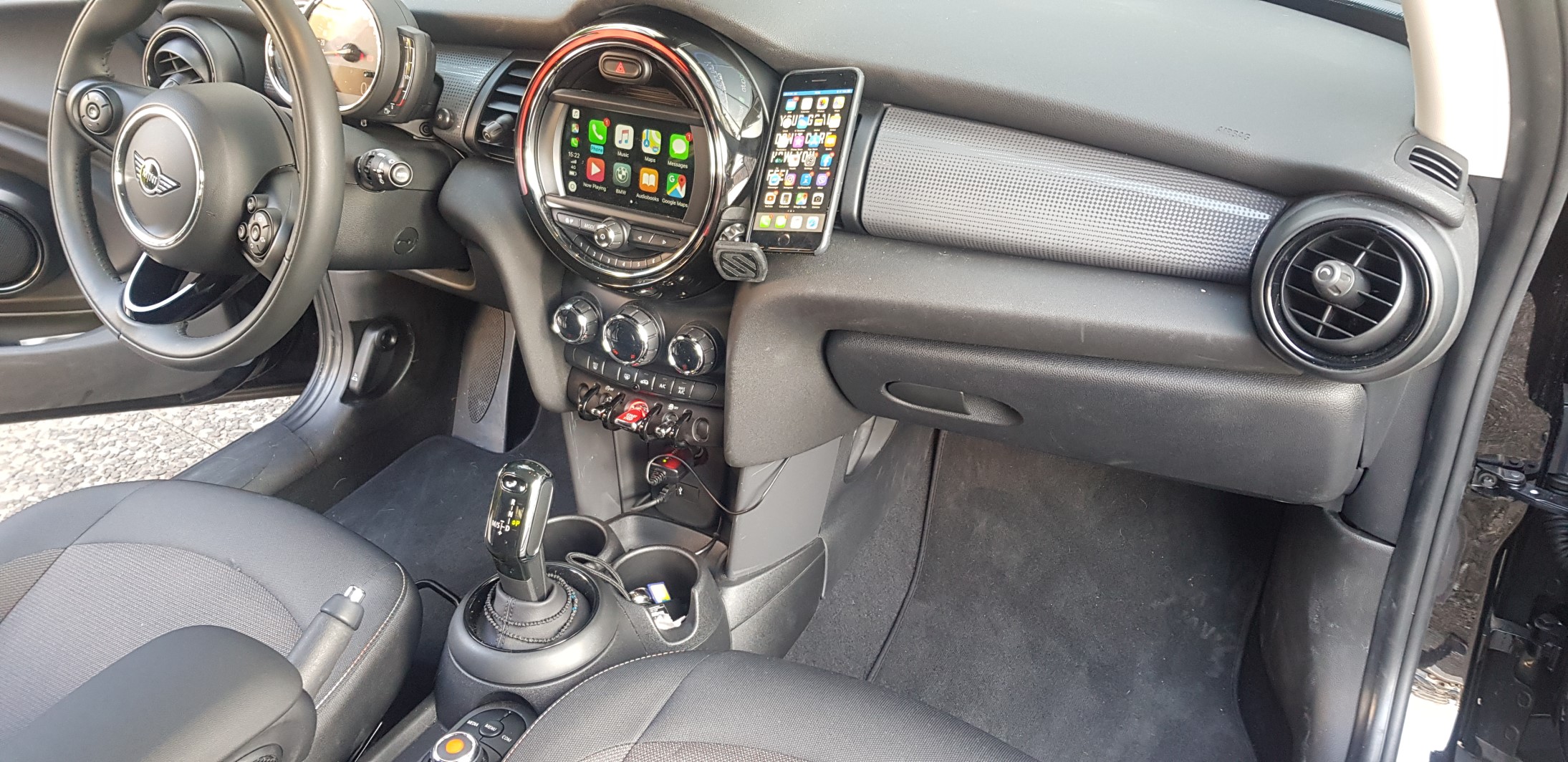 Mini Cooper F 56, Year 2019. Wireless Apple CarPlay.