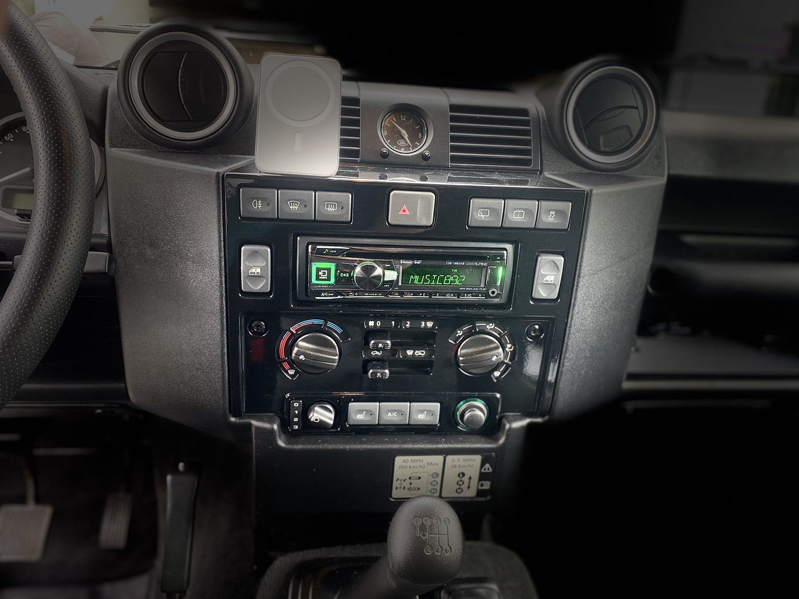 LandRover Defender. Radio/cd/Mp3 Alpine