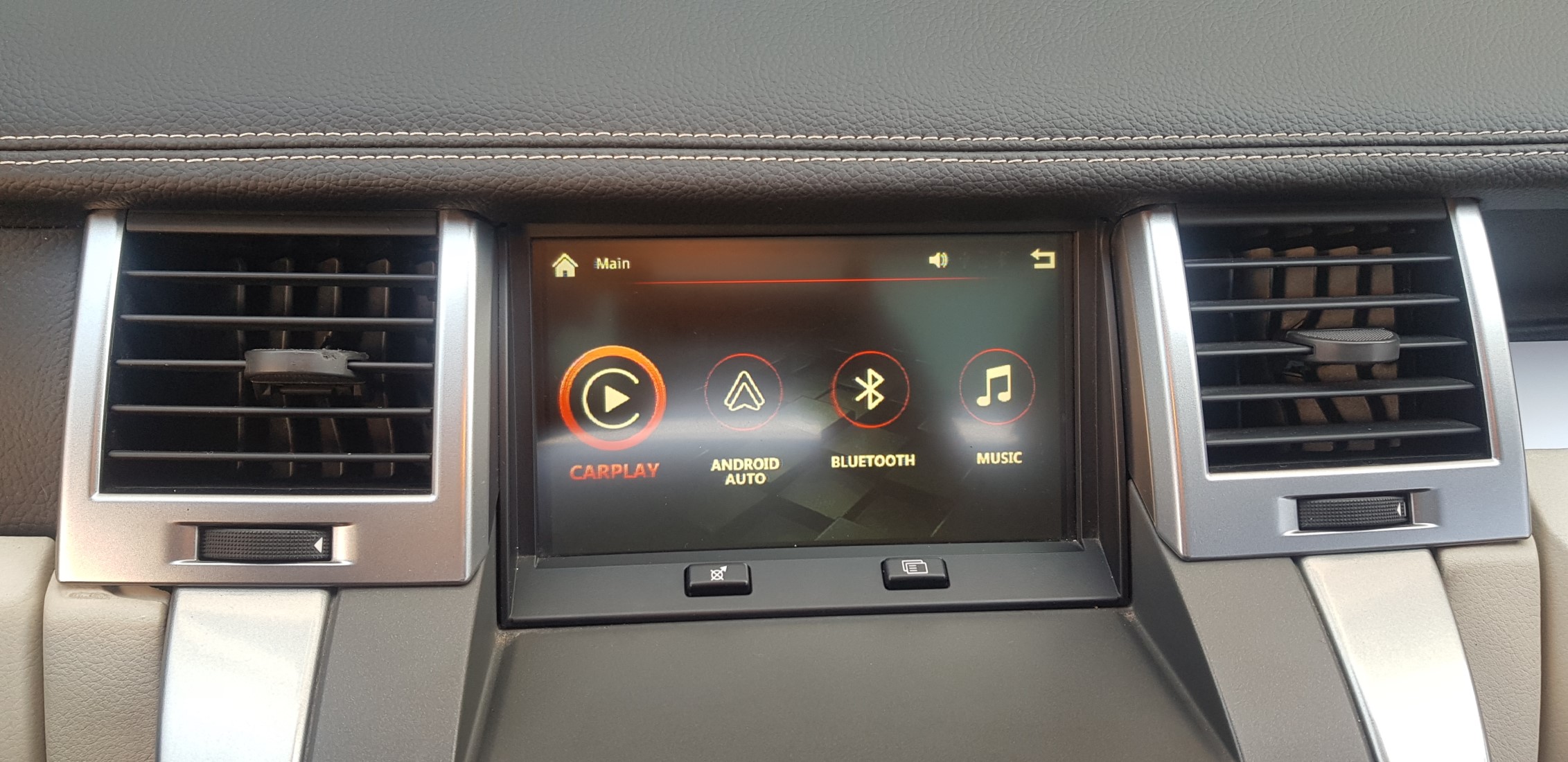 Range Rover Sport. Apple Car Play, Android Auto.