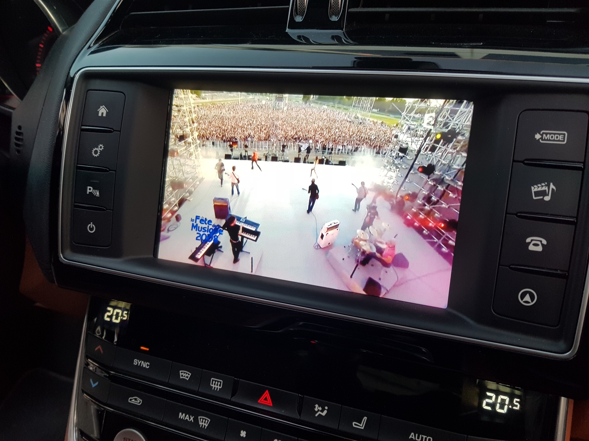 Jaguar XE. Apple Car PlayAndroid Auto.