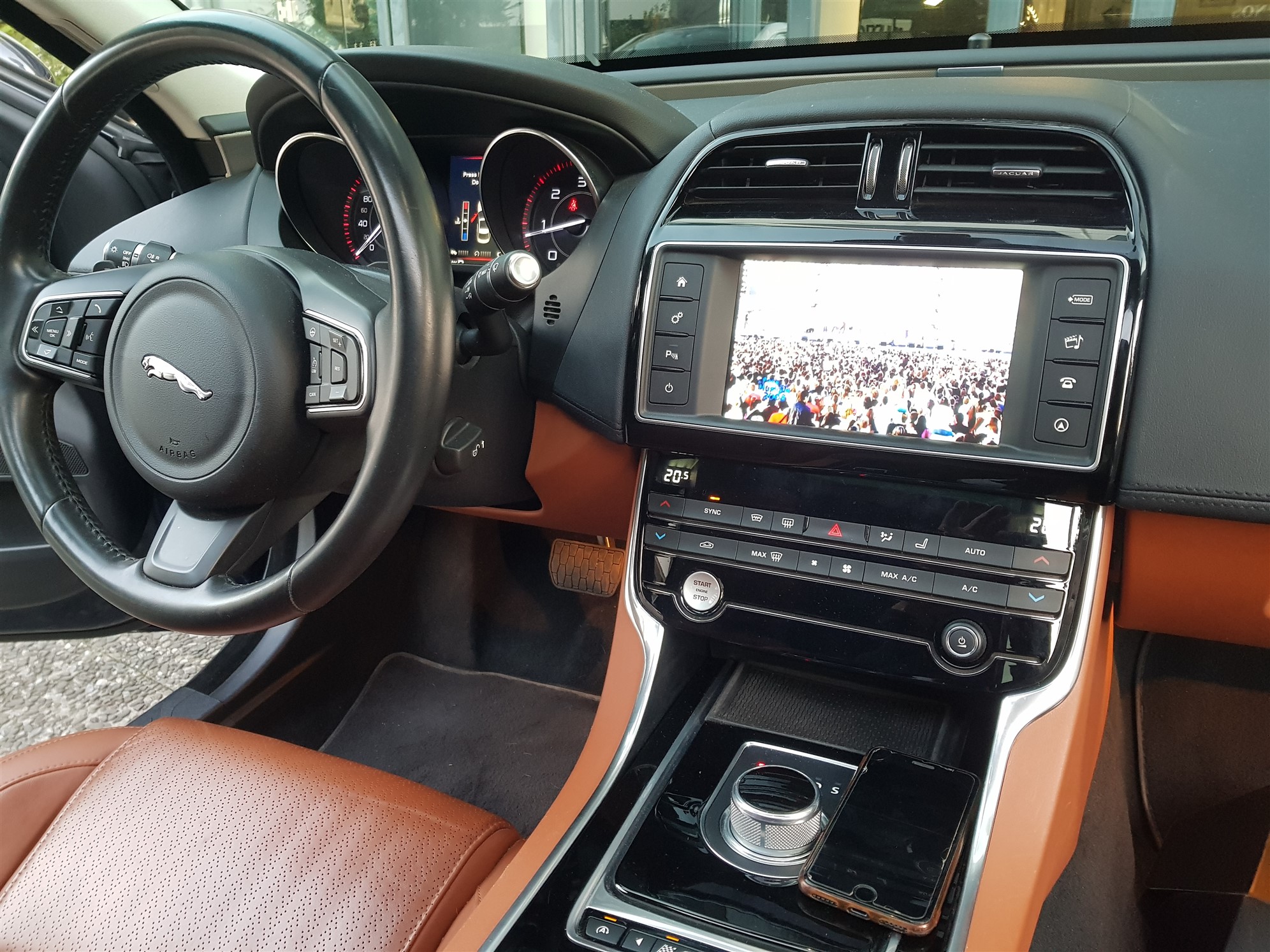 Jaguar XE. Apple Car PlayAndroid Auto.