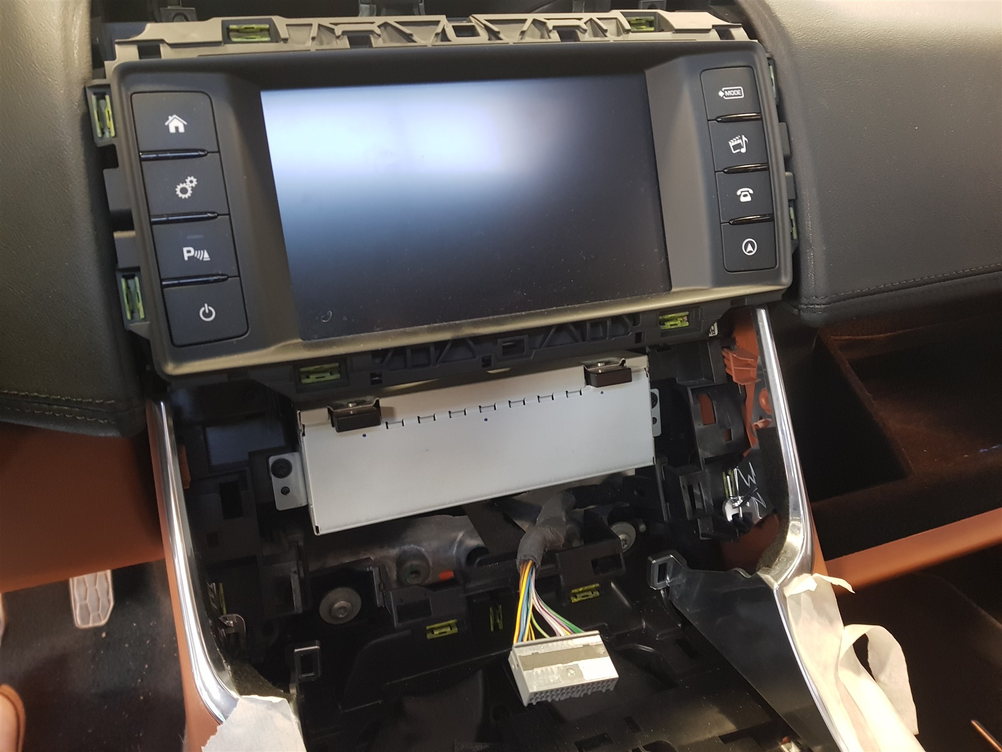 Jaguar XE. Apple Car PlayAndroid Auto.