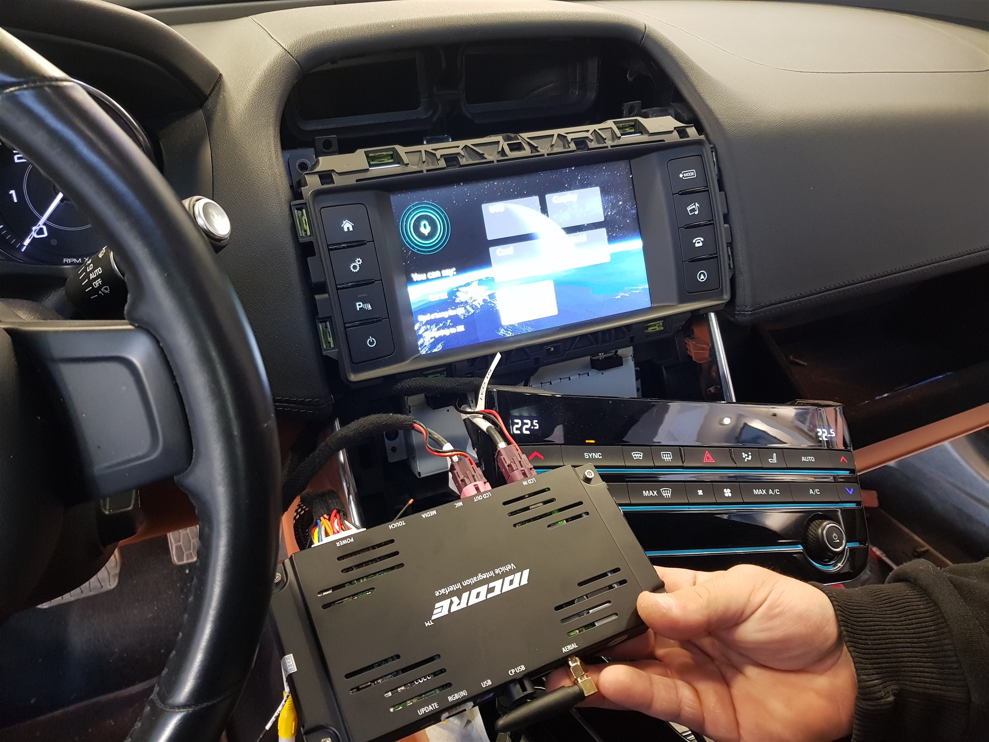 Jaguar XE. Apple Car PlayAndroid Auto.