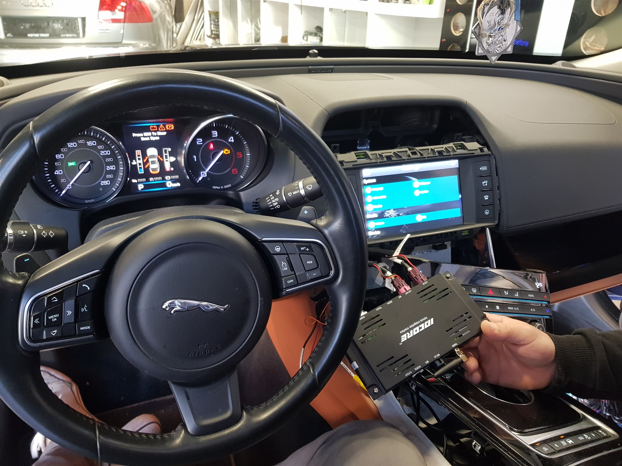 Jaguar XE. Apple Car PlayAndroid Auto.