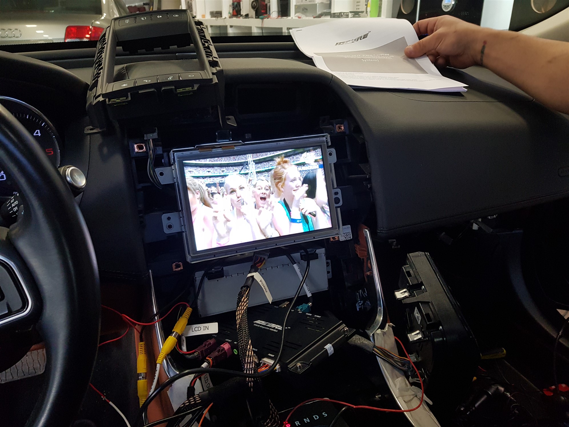 Jaguar XE. Apple Car PlayAndroid Auto.