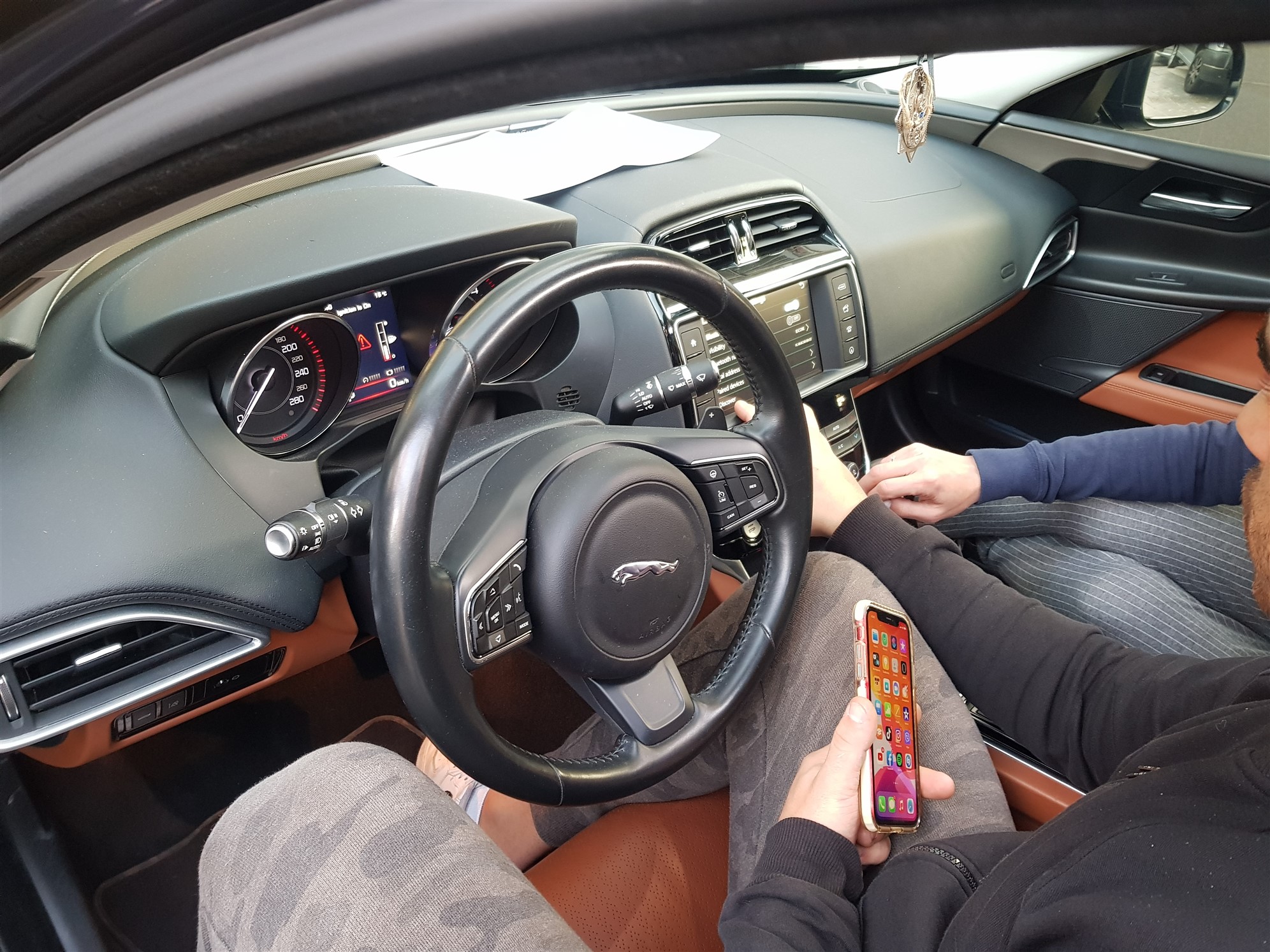 Jaguar XE. Apple Car PlayAndroid Auto.