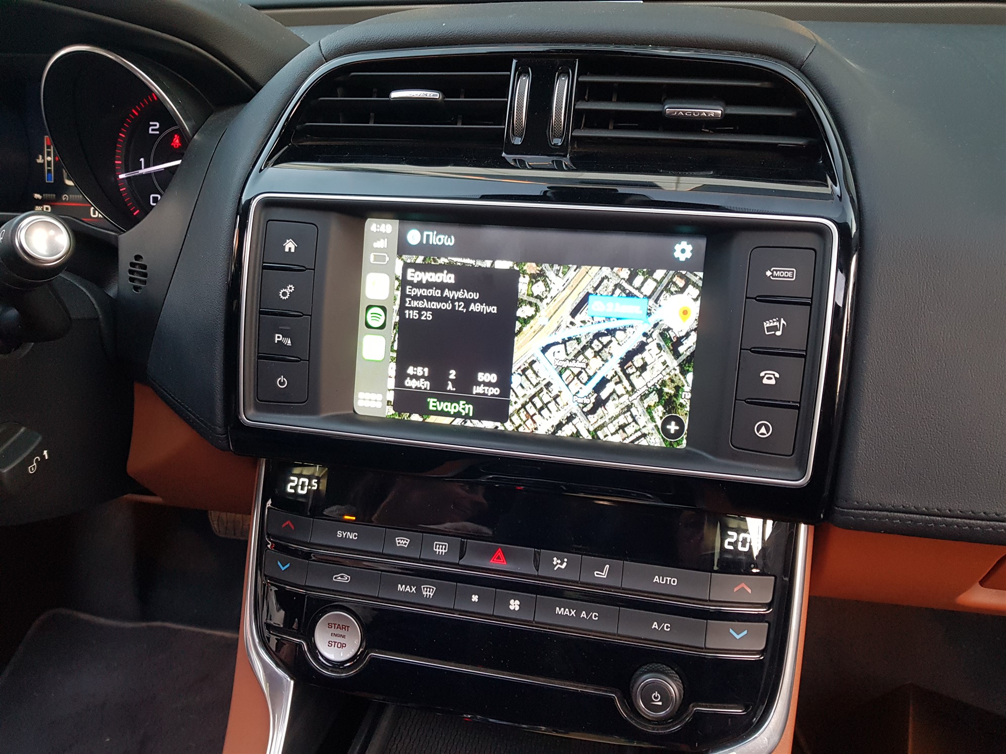 Jaguar XE. Apple Car PlayAndroid Auto.