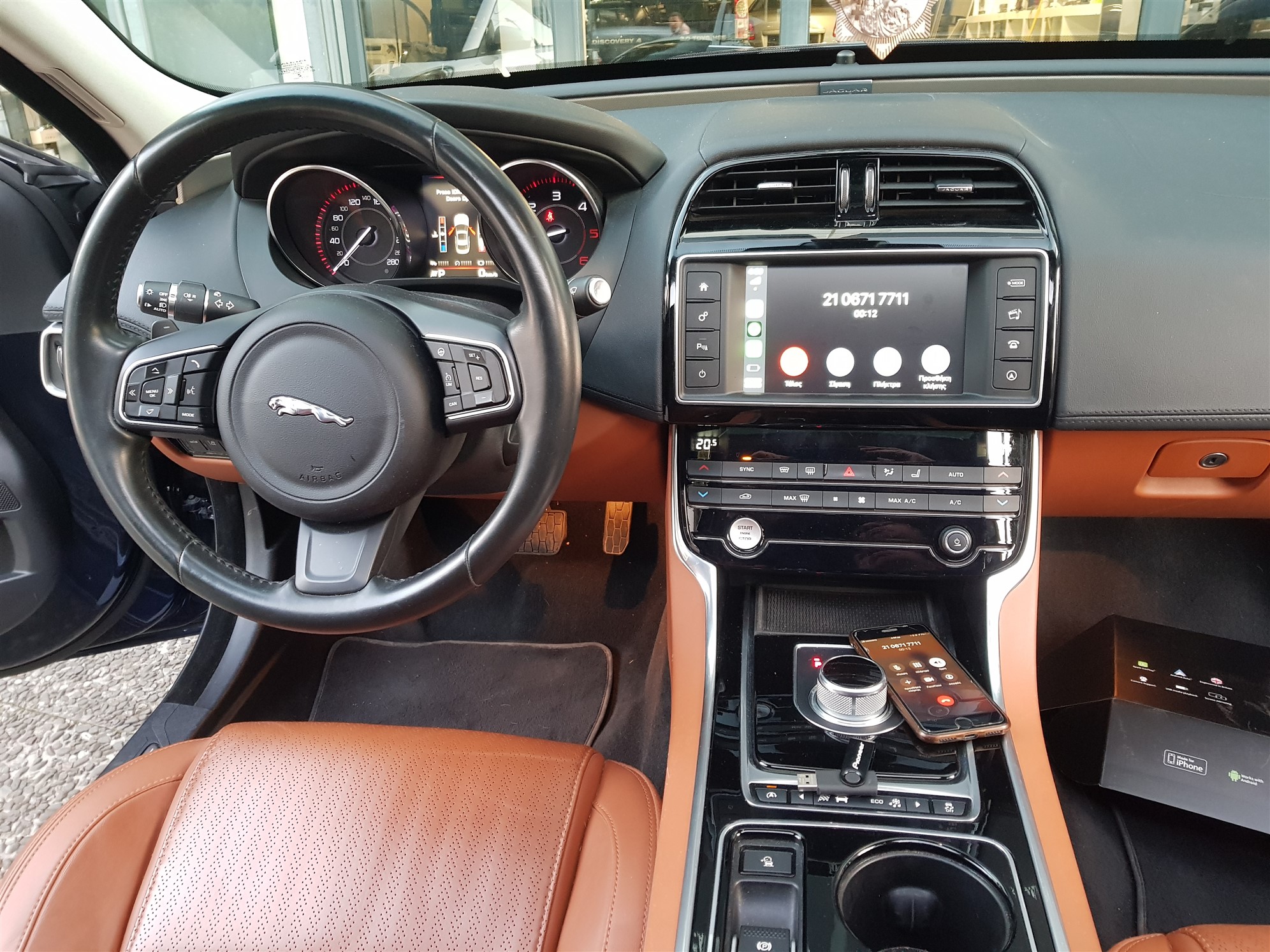 Jaguar XE. Apple Car PlayAndroid Auto.