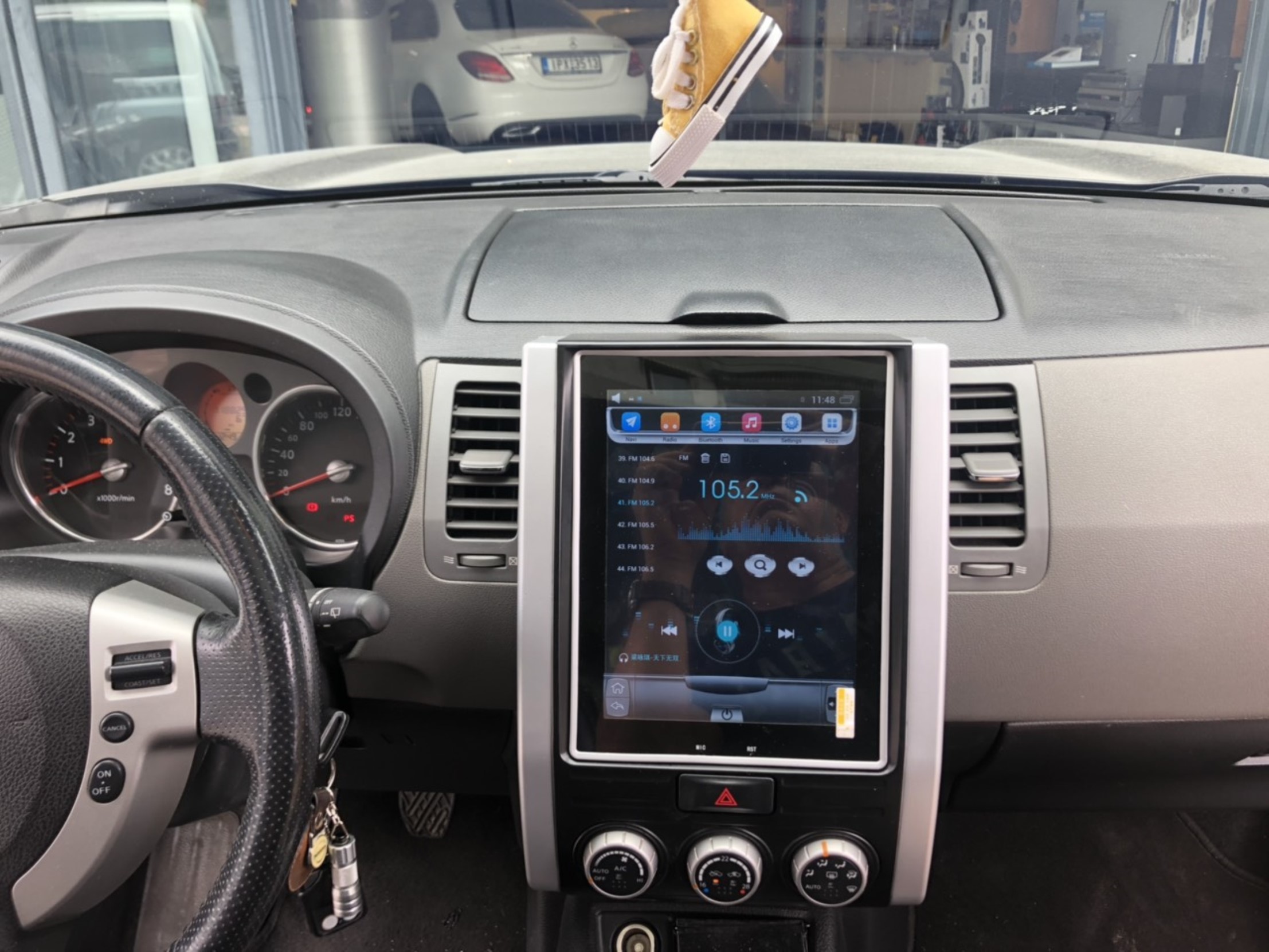 Nissan XTrail. Car Cinema Navigation Tesla Style Digital IQ.