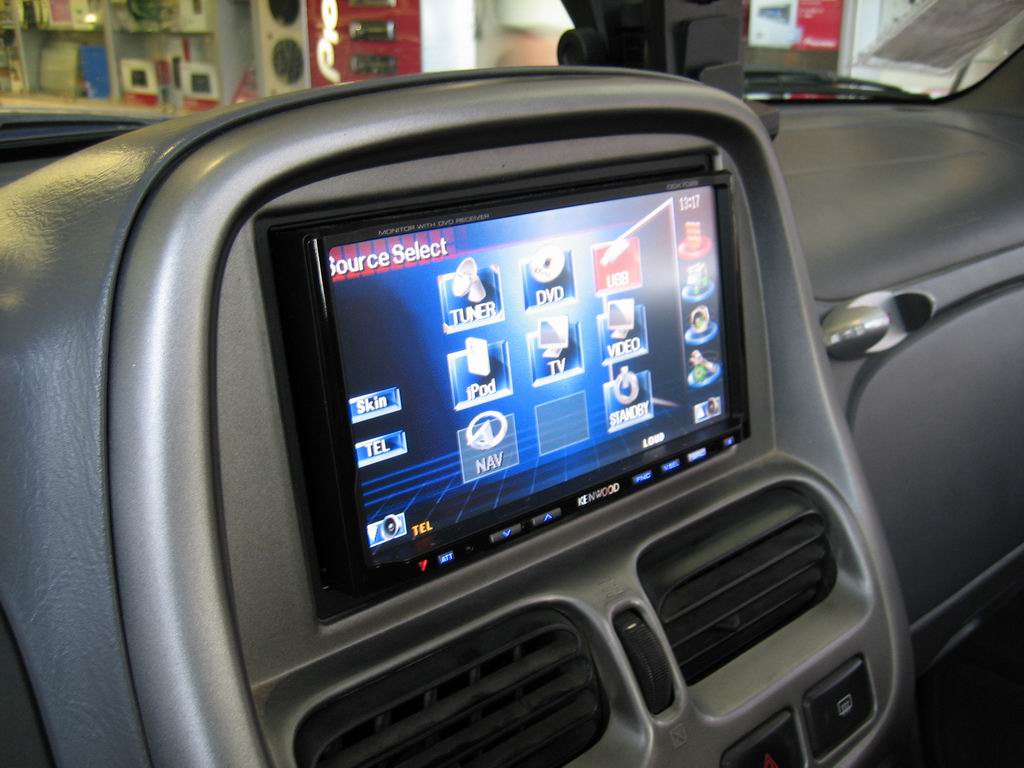 Nissan Navara. Car Cinema Kenwood DDX7029.