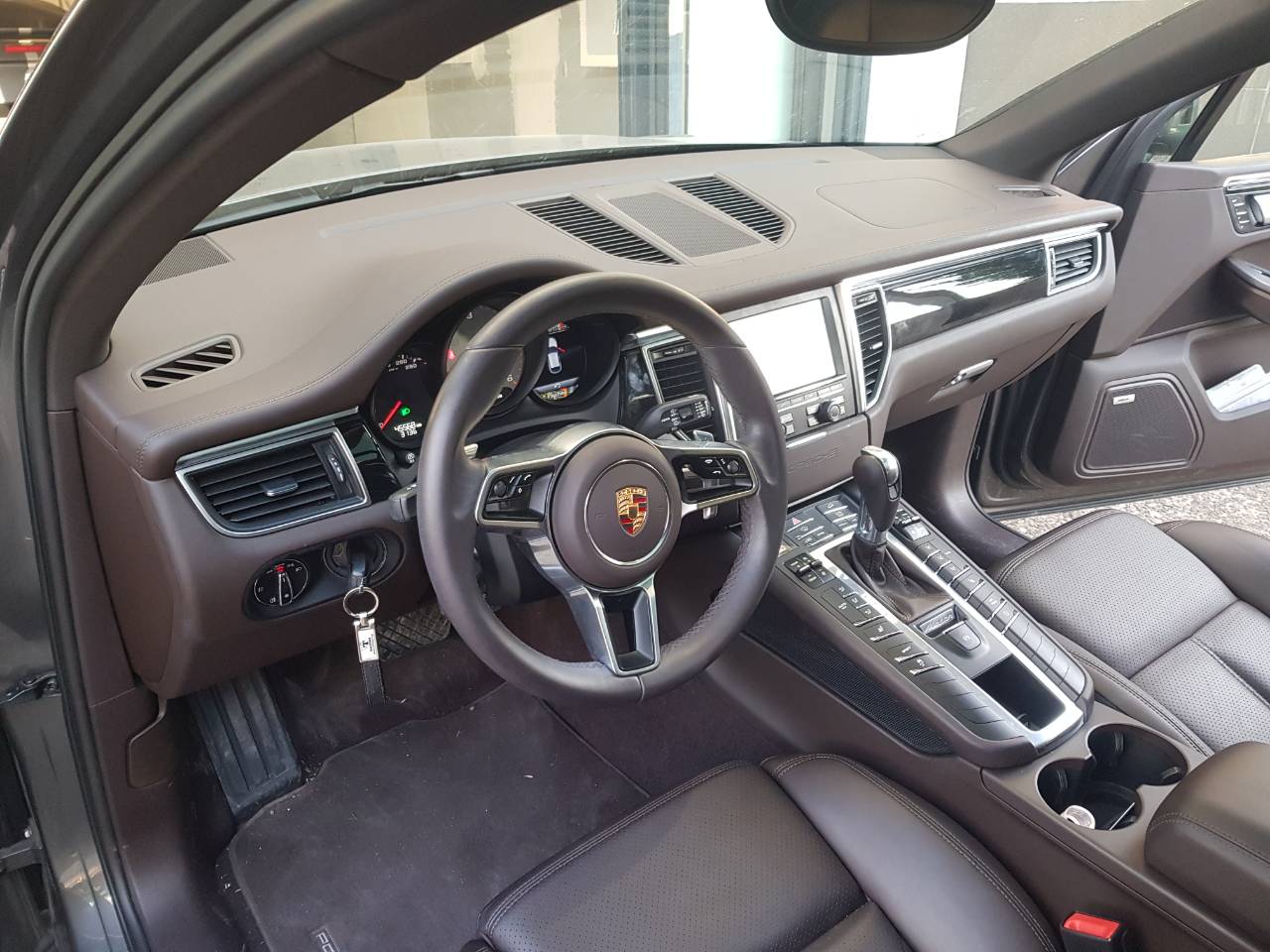 Porsche Macan Wireless Apple CarPlay/Android Auto, Unique Auto.