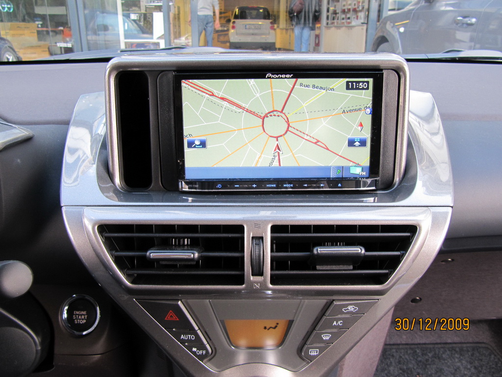 Toyota IQ. Car Cinema Navigation Pioneer Avic-HD10BT.