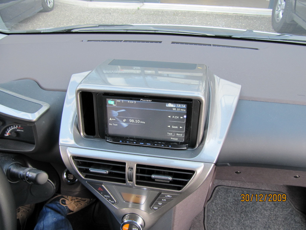 Toyota IQ. Car Cinema Navigation Pioneer Avic-HD10BT.